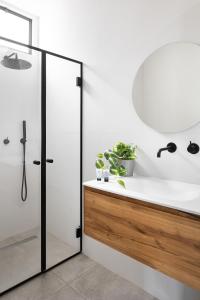 ein Bad mit einem Waschbecken und einer Dusche in der Unterkunft Spacious & Modern 2BD Apartment 2-min From Beach by Sea N' Rent in Tel Aviv