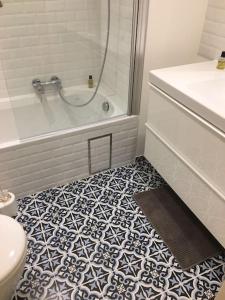 ein Badezimmer mit Badewanne, Toilette und Waschbecken in der Unterkunft Appartement cosy au cœur du Zoute près de la plage in Knokke-Heist