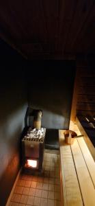 una piccola cucina con piano cottura in camera di Hevosniemi a Korpo