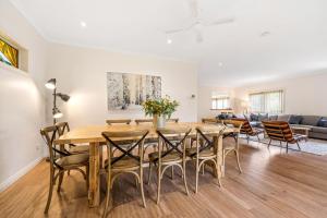 Un comedor con mesa y sillas en The Parkers, en Bright
