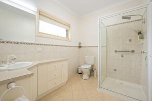 Un baño con ducha, inodoro y lavabo. en The Parkers, en Bright 17 fotos más