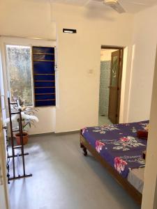 1 dormitorio con cama y ventana en The Drop In Madiha I Double Bedroom with private Bathroom en Madihe East