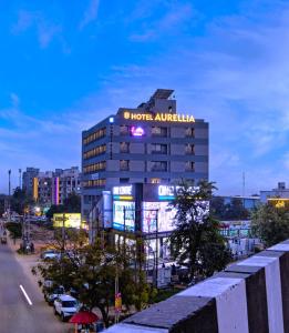 SarkhejHOTEL AURELLIA的一栋建筑顶部的澳洲标志