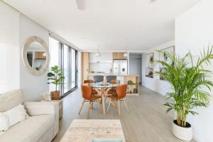 Palm Beach Escape with Rooftop Pool - CoastHM廚房或簡易廚房