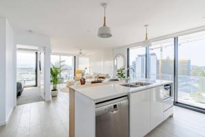 Palm Beach Escape with Rooftop Pool - CoastHM廚房或簡易廚房