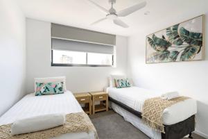 Palm Beach Escape with Rooftop Pool - CoastHM房間的床