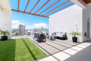 Palm Beach Escape with Rooftop Pool - CoastHM陽台或露臺