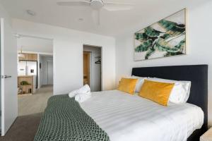 Palm Beach Escape with Rooftop Pool - CoastHM房間的床 +13 張相片