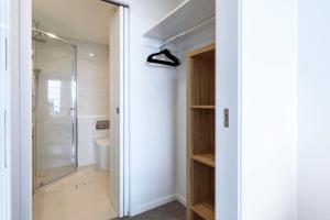 Palm Beach Escape with Rooftop Pool - CoastHM衛浴