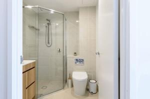 Palm Beach Escape with Rooftop Pool - CoastHM衛浴