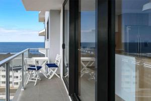 Palm Beach Escape with Rooftop Pool - CoastHM陽台或露臺