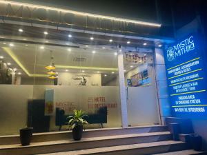 Hotel Mystic Mithila في جاناكبور: مؤسسة موسيقية مع زرع الفخار أمام المبنى