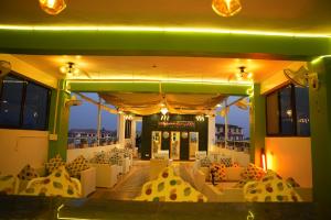 Hotel Mystic Mithila في جاناكبور: غرفة بها كنب وكراسي على شرفة