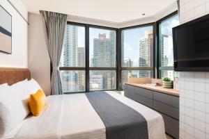 Ліжко або ліжка в номері Dash Living on Hollywood