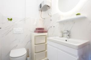une salle de bain blanche avec un lavabo et des toilettes dans l'établissement La Petite, à Trogir 19 autres photos