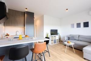 une cuisine et un salon avec un canapé et une table dans l'établissement La Petite, à Trogir