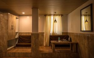 Posezení v ubytování Darjeeling Guest House Deluxe