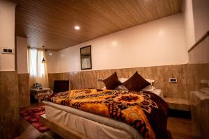 Postel nebo postele na pokoji v ubytování Darjeeling Guest House Deluxe