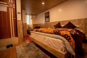 Postel nebo postele na pokoji v ubytování Darjeeling Guest House Deluxe