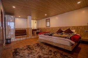 Postel nebo postele na pokoji v ubytování Darjeeling Guest House Deluxe
