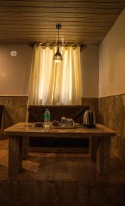 - une table basse dans une chambre avec fenêtre dans l'établissement Darjeeling Guest House Deluxe, à Darjeeling