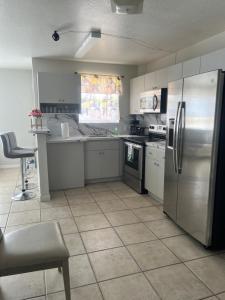 een keuken met een roestvrijstalen koelkast en apparatuur bij Kp Paradise in North Miami