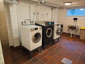 una lavandería con dos lavadoras. en Masthugget en Gotemburgo