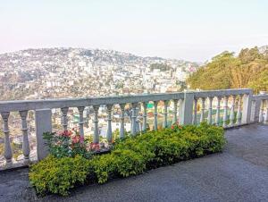 une clôture avec un bouquet de fleurs sur un balcon dans l'établissement Two Rooms- Mountain View Apartment with Wi-Fi, à Kohīma