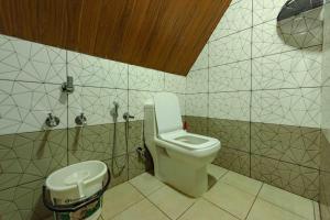 a bathroom with a toilet and a trash can at Liara Fish Net Villa in Elūr