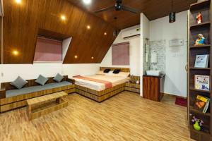1 dormitorio con 1 cama y 1 sofá en una habitación en Liara Fish Net Villa en Elūr
