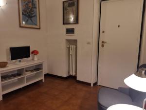 ローマにあるhomedieciの白いキャビネット上のテレビ付きのリビングルーム