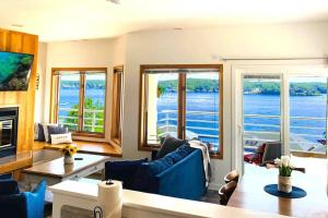 The best lake view in Ozark.的电视和/或娱乐中心