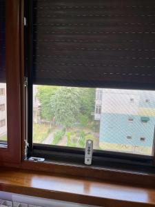 ein Fenster mit Blick auf ein Gebäude in der Unterkunft Apartament YariSen in Craiova