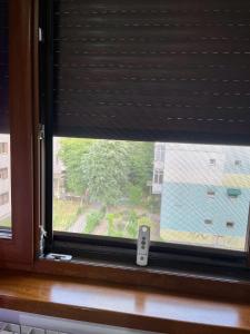 una ventana con vista a un edificio en Cosy Home Apartament, en Craiova