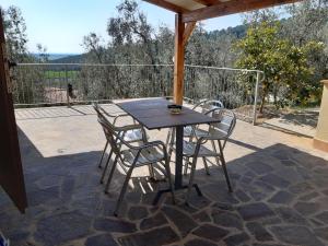 einen Tisch und Stühle auf einer Terrasse in der Unterkunft Agriturismo Val di Nappo in Castiglione della Pescaia