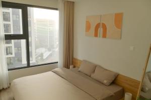 Cama o camas de una habitación en Vinhomes Smart City 2 bedrooms