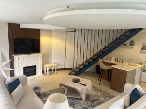 Al-Reem TwonHouse في الباحة: غرفة معيشة مع أريكة ومدفأة