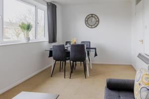 comedor con mesa y sillas en Thames, Cambridge - Long stay - Contractors - Relocators, en Cambridge