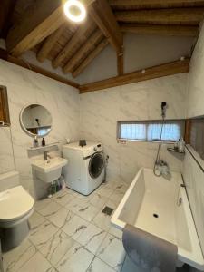 Koupelna v ubytování Hanok Stay - JukRokJungSa + 37 fotografií