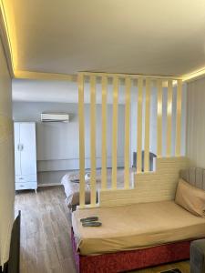 uma sala de estar com duas camas e uma escada em My Blue Butik Hotel em Nilüfer