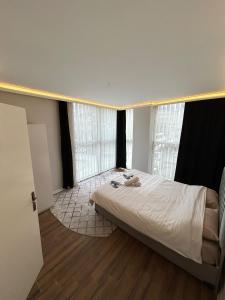 um quarto com uma cama grande e 2 janelas em My Blue Butik Hotel em Nilüfer