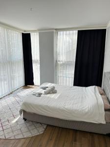 um quarto com uma cama grande em frente às janelas em My Blue Butik Hotel em Nilüfer