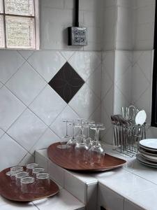 - un comptoir de cuisine avec un comptoir en bois et des verres dans l'établissement บ้านสมดุลมิตร Hidden Private White Brick House Rayong, à Rayong
