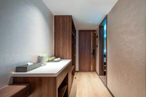 uma casa de banho com um lavatório e um espelho em 琴笙酒店 em Xiamen