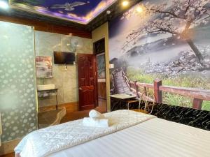 Hoàng Gia Hotel - 1224 CMT8 Bình Dương - by Bay Luxury في Ấp Phú Thọ: غرفة نوم مع لوحة على الحائط