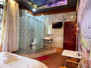 Hoàng Gia Hotel - 1224 CMT8 Bình Dương - by Bay Luxury في Ấp Phú Thọ: حمام فيه شطاف و مرحاض