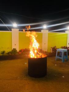 eine Feuerstelle in einem Garten in der Nacht in der Unterkunft Mountain cheers munnar in Munnar