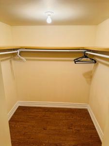 Scotchmere Serenity: Modern 1-Bedroom Brampton Haven في برامبتون: خزانة ملابس مع شماعات اثنين