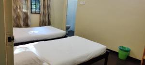 Postel nebo postele na pokoji v ubytování Raudhah Rest Inn