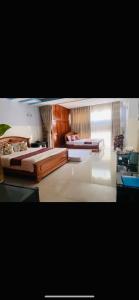 um quarto com 2 camas e uma secretária em KHÁCH SẠN HOÀNG TRIỀU em Chánh Long